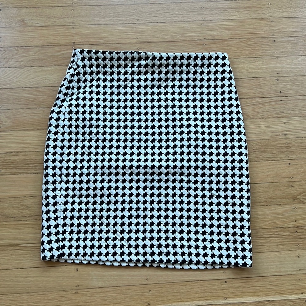 Philosophy houndstooth skirt with gold tone zipper. Great condition! Worn once!